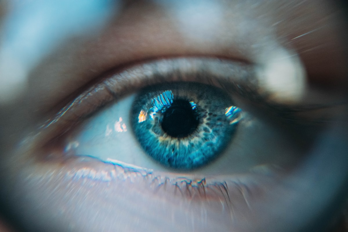 Luz azul y salud ocular nocturna